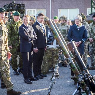 Le président français Emmanuel Macron et la Première ministre britannique Theresa May ont visité des troupes de l'OTAN en Estonie vendredi.
