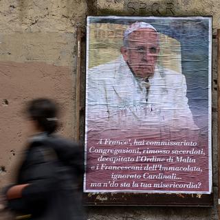 Une des 200 affiches anonymes placardées en ville de Rome pour critiquer le pape François. [AFP - Filippo Monteforte]