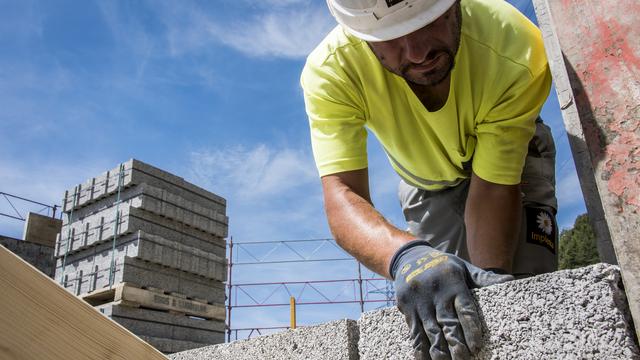 Un maçon sur le chantier d'une maison en construction à Erde (VS). (image d'illustration) [Keystone - Olivier Maire]