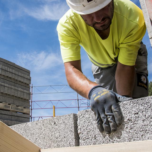 Un maçon sur le chantier d'une maison en construction à Erde (VS). (image d'illustration) [Keystone - Olivier Maire]