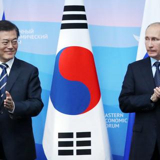 Le président sud-coréen Moon Jae-in et son homologue russe Vladimir Poutine. [Keystone - EPA/Yonhap]