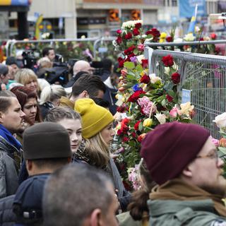 Des Suédois sont venus rendre hommage samedi aux victimes de l'attaque au camion bélier survenue la veille à Stockholm. [Keystone - AP Photo/Markus Schreiber]