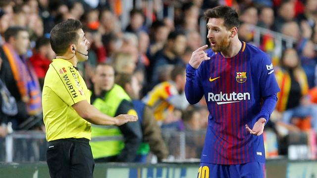 Malgré la protestation de Lionel Messi, le corps arbitral n'a pas validé le but. [Heino Kalis]