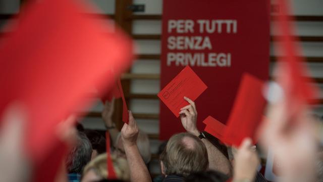 En assemblée, les délégués du PS approuvent le vote général sur l'AVS [Keystone - Pablo Gianinazzi]