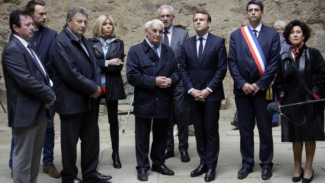 Emmanuel Macron et sa femme Brigitte se sont rendus à Oradour-sur-Glane vendredi. [afp - Pascal Lachenaud]