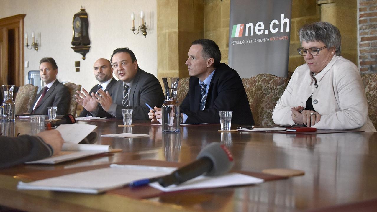 Les conseillers d'Etat neuchâtelois PLR Alain Ribaux et Laurent Favre avec leurs collègues socialistes Jean-Nathanaël Karakash, Laurent Kurth et Monika Maire-Hefti le 12 février 2017.