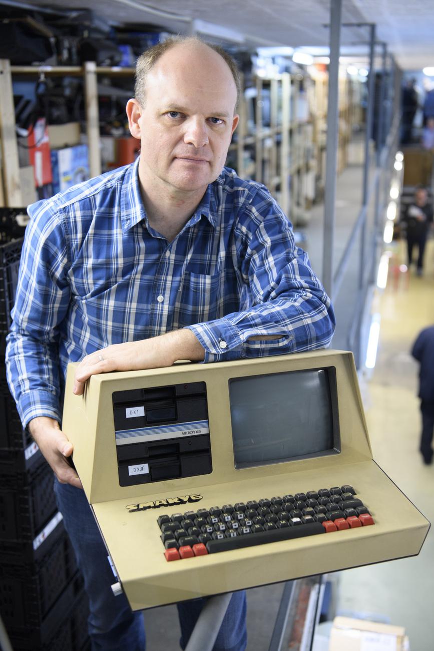 Yves Bolognini, fondateur du Musée Bolo, avec un Smaky 6, commercialisé en 1978. [Keystone - Laurent Gilliéron]