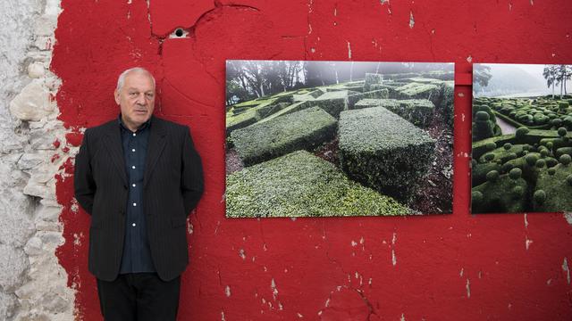 Mario Del Curto, photographe, pose lors d'une conférence de presse à l'occasion du lancement de La Ferme des Tilleuls avec l'exposition "VoyageVers" ce vendredi 12 mai 2017 à Renens. [Keystone - Jean-Christophe Bott]