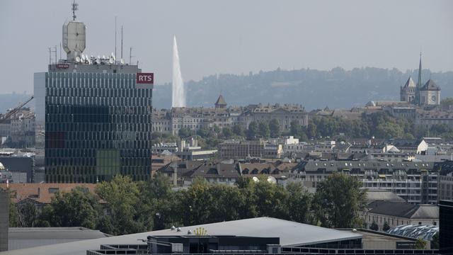 En 2015 comme en 2016, les Romands ont regardé le petit écran en moyenne 144 minutes par jour. [Keystone - Martial Trezzini]