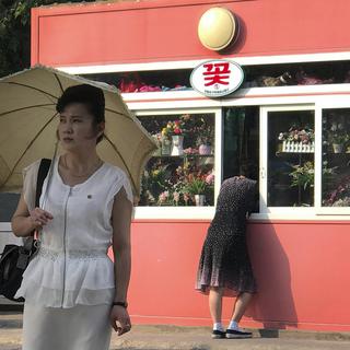 Femmes dans les rues de Pyongyang, le 16 juin 2017. [Keystone - Wong Maye-E]