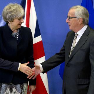 Theresa May, Première ministre britannique, et Jean-Claude Juncker, président de la Commission européenne, le 4 décembre à Bruxelles. [Keystone - Virginia Mayo]