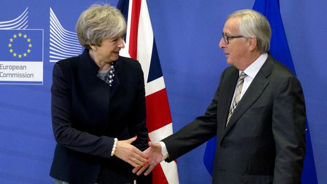 Theresa May, Première ministre britannique, et Jean-Claude Juncker, président de la Commission européenne, le 4 décembre à Bruxelles. [Keystone - Virginia Mayo]
