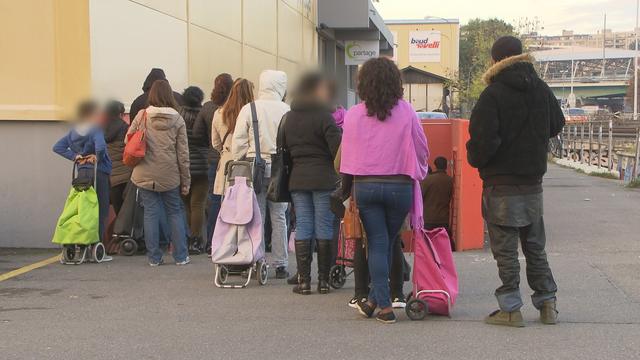 Des Genevois font la queue pour obtenir l'aide alimentaire aux colis du coeur. [RTS - RTS]