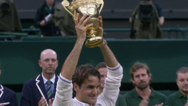 Wimbledon 2012, Roger Federer soulève son 17e trophée dans un tournoi du Grand Chelem. [RTS]