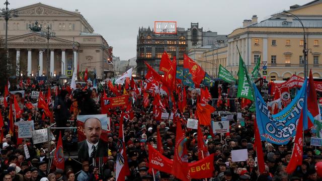 Des sympathisants du Parti communiste russe manifestaient mardi au centre de Moscou à l'occasion du centenaire de la Révolution.