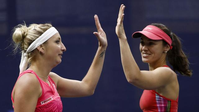 Timea Bacsinszky et Martina Hingis ont réussi leur entrée à Bienne. [Keystone - Peter Klaunzer]