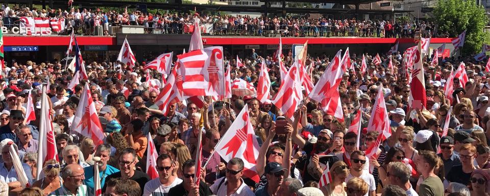 La foule à Moutier. [RTS - Pascal Bourquin]