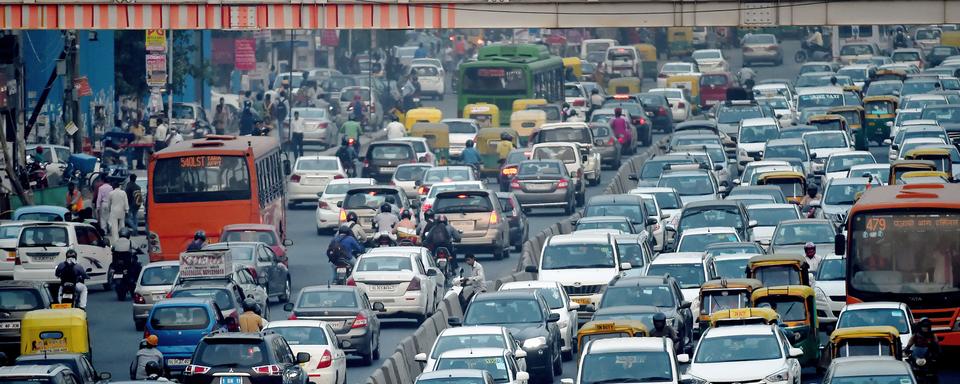 La voiture reste reine à New Dehli, cause d'énormes bouchons et fait dangereusement augmenter la pollution atmosphérique. [AFP - Roberto Schmidt]