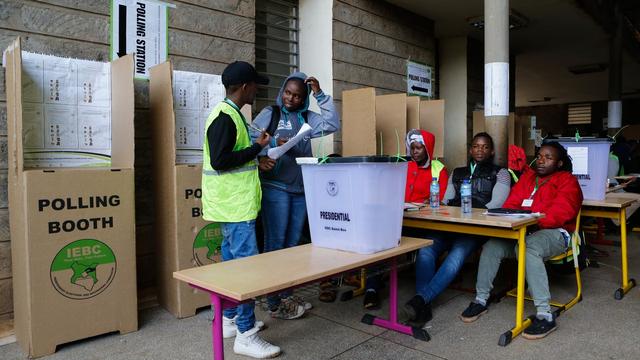 Des officiels kényans patientent dans un local de vote vide dans un bastion de l'opposition à Nairobi le 26 octobre 2017. [Keystone - EPA/DANIEL IRUNGU]