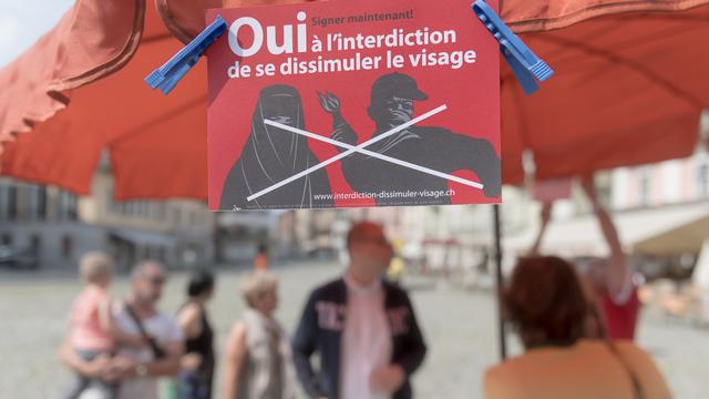 L'initiative "pour l'interdiction de se dissimuler le visage" doit récolter 100'000 signatures d'ici septembre 2017. [Keystone - Pablo Gianinazzi]