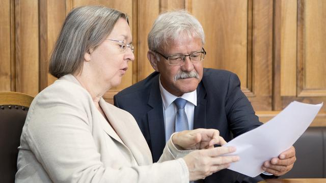 Les élus PDC Anne Seydoux-Christe et Beat Vonlanthen en discussion aux Etats. [Keystone - Anthony Anex]