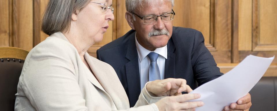 Les élus PDC Anne Seydoux-Christe et Beat Vonlanthen en discussion aux Etats. [Keystone - Anthony Anex]