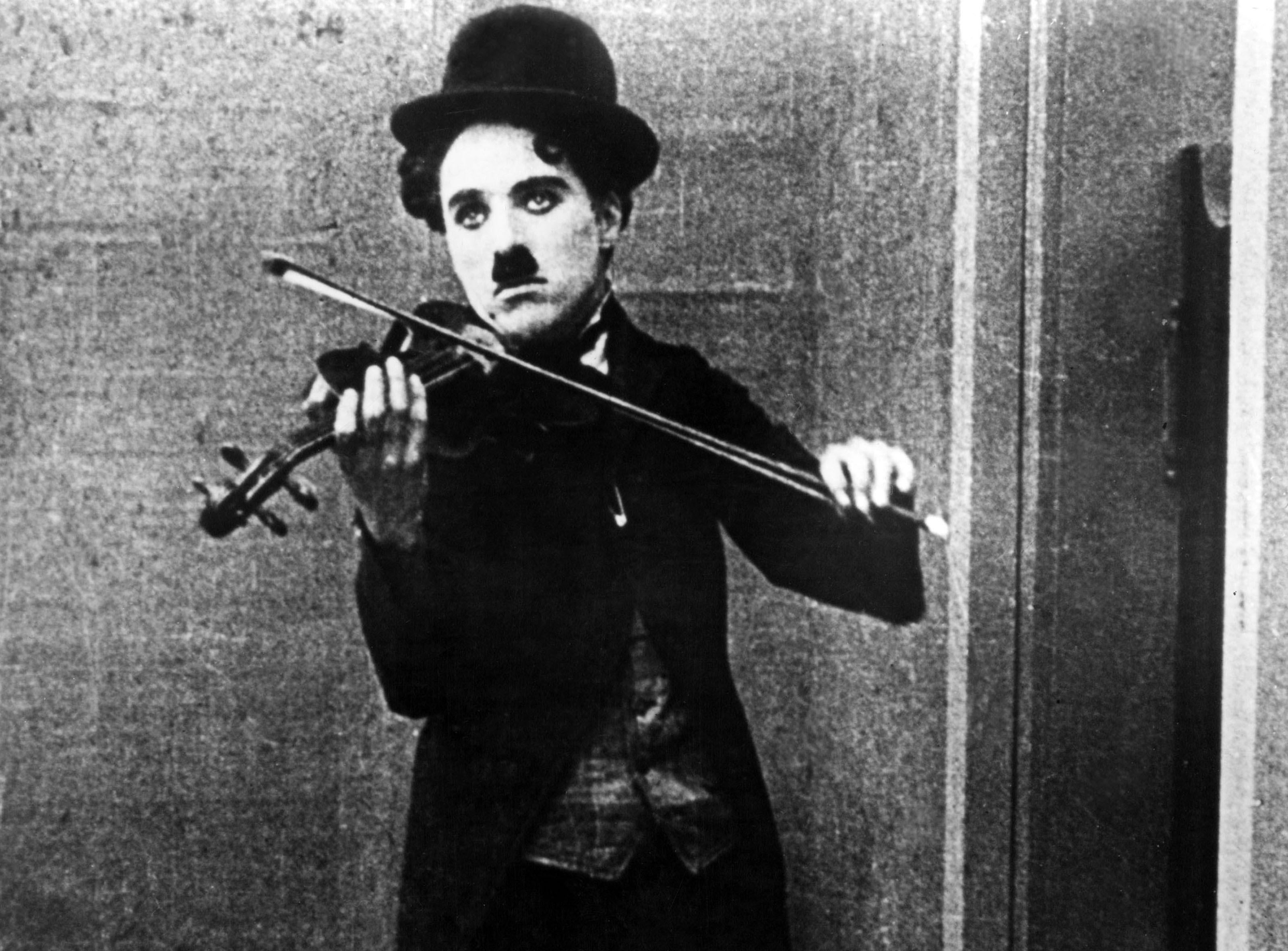 Charlie Chaplin a appris seul le violon. Il en joue dans "Le Musicien" [Lone Star Corporation / Collection ChristopheL/AFP]