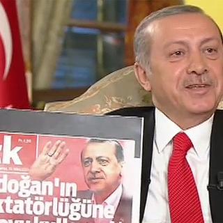 Recep Tayyip Erdogan a brandi la Une du Blick lors d'une interview télévisée. [www.videonuz.ensonhaber.com]
