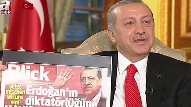 Recep Tayyip Erdogan a brandi la Une du Blick lors d'une interview télévisée. [www.videonuz.ensonhaber.com]