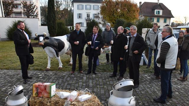 Des membres de la Chambre d'agriculture jurassienne ont manifesté devant le Parlement mercredi. [RTS - Gaël Klein]