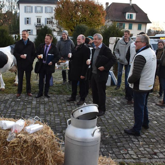 Des membres de la Chambre d'agriculture jurassienne ont manifesté devant le Parlement mercredi. [RTS - Gaël Klein]