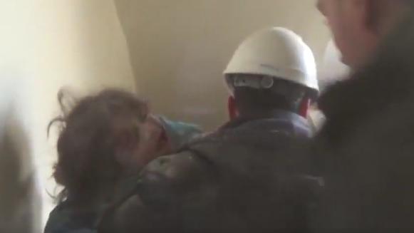 La petite fille après avoir été sortie des décombres par les casques blancs. [syriacivildefense]