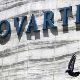Le logo de Novartis sur un des bâtiments du groupe bâlois. [Keystone - Rafiq Maqbool]
