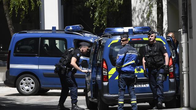 La grande-tante de l'enfant retrouvé mort en 1984 dans les Vosges a quitté le Palais de justice de Dijon sous escorte policière. [AFP - Philippe Desmazes]