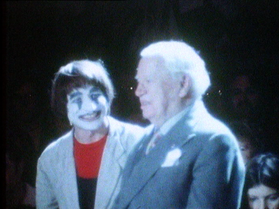 Le clown Dimitri rend hommage à Charlie Chaplin sous le chapiteau du cirque Knie.