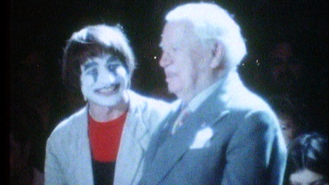 Le clown Dimitri rend hommage à Charlie Chaplin sous le chapiteau du cirque Knie.