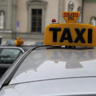 Des taxis sont stationnés sur la station de taxi de la place Neuve, lors de la grève des taxis genevois ce lundi janvier 2010 a Genève. [Keystone - Salvatore Di Nolfi]