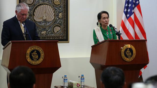 Le secrétaire d'Etat américain Rex Tillerson et la dirigeante birmane Aung San Suu Kyi durant une conférence de presse à Naypyitaw. [Reuters - Aye Win Myint]