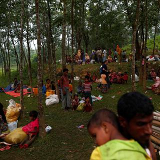 Des réfugiés Rohingya attendent près du camp de Kutupalong, après avoir traversé la frontière du Bangladesh, le 6 septembre 2017. [reuters - Danish Siddiqui]