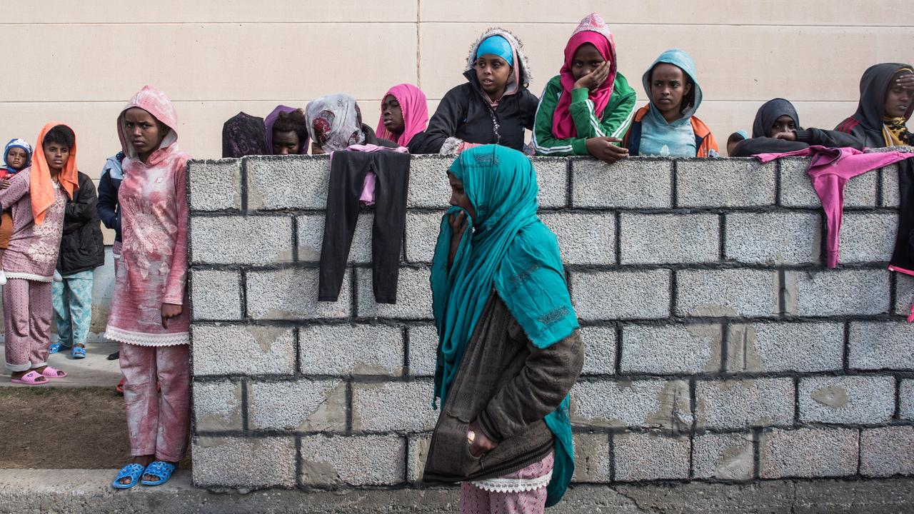 Une femme et des enfants attendant devant le centre pour migrants de Tariq Al-Matar, près de Tripoli. [Taha Jawashi]