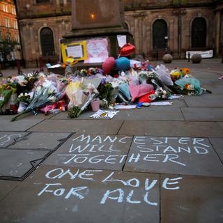 Des fleurs en hommage aux victimes de l'attaque au Manchester Arena ont été déposées au centre-ville. [Reuters - Stefan Wermuth]