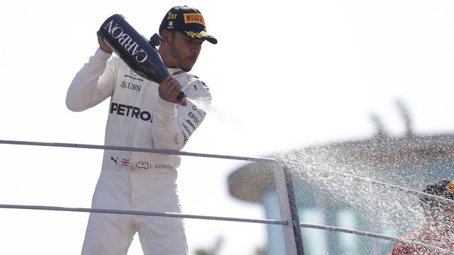 Lewis Hamilton peut sabrer le champagne après cette démonstration. [Luca Bruno]