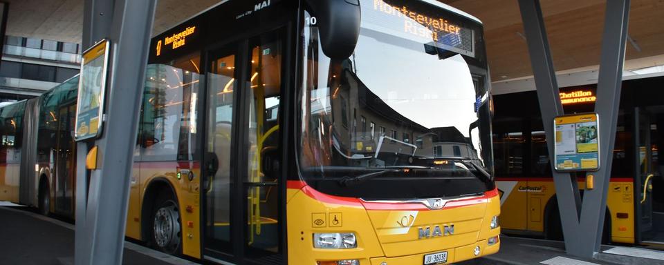 Les bus de CarPostal pourraient disparaître du paysage jurassien. [RTS - Gaël Klein]