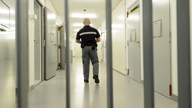 Un gardien de prison dans le canton de Vaud (photo d'illustration). [Keystone - Laurent Gilliéron]