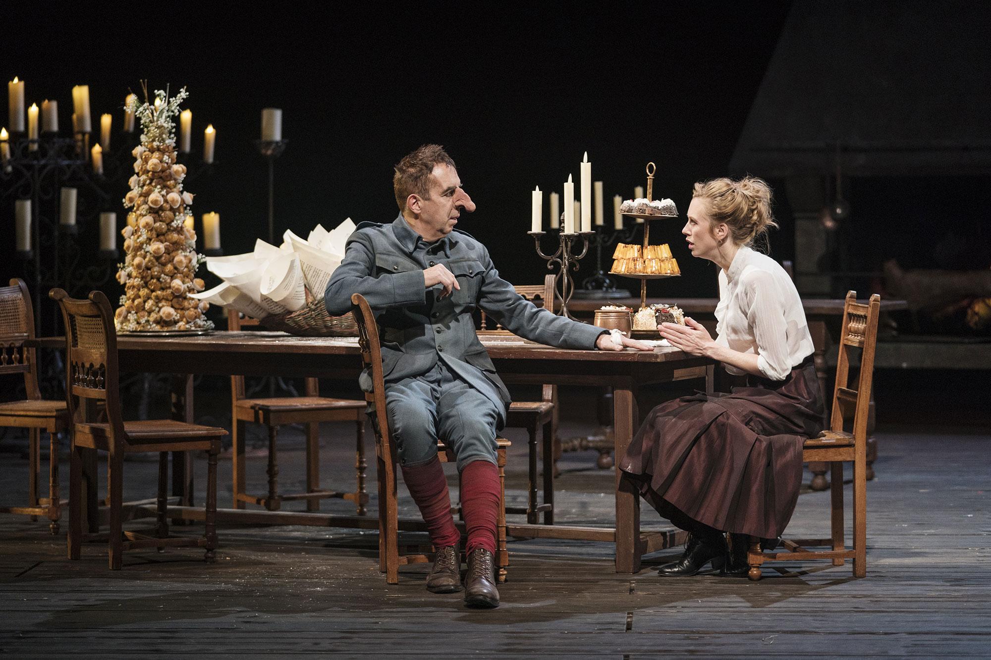 Gilles Privat et Lola Riccaboni dans "Cyrano de Bergerac" mis en scène par Jean Liermier. [Théâtre de Carouge - Mario Del Curto]