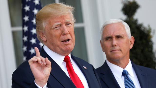 Donald Trump et son vice-président Mike Pence s'exprimant devant les journalistes depuis le golf de Bedminster, le 10 août 2017. [Reuters - Jonathan Ernst]