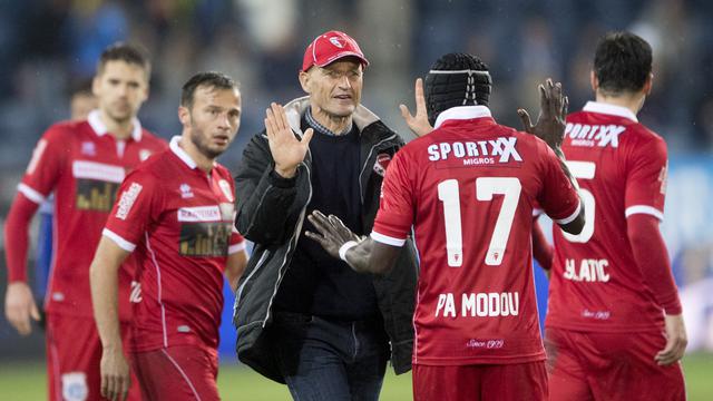 L'entraîneur du FC Sion Peter Zeidler félicite ses joueurs après le match nul à Lucerne. [Keystone - Urs Flueeler]