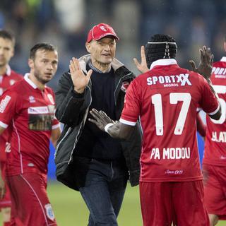 L'entraîneur du FC Sion Peter Zeidler félicite ses joueurs après le match nul à Lucerne. [Keystone - Urs Flueeler]