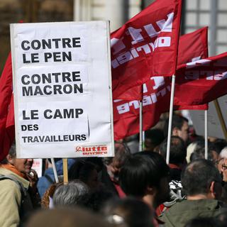 Panneaux anti-Le Pen et anti-Macron lors du défilé du 1er Mai à Rennes. [Damien Meyer]