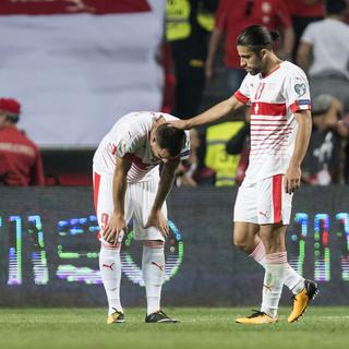 Rodriguez, Seferovic et Shaqiri, de l'équipe de Suisse de football, encaissent la défaite 2-0 contre le Portugal dans la sélection pour le Mondial 2018. [Keystone - Jean-Christophe Bott]